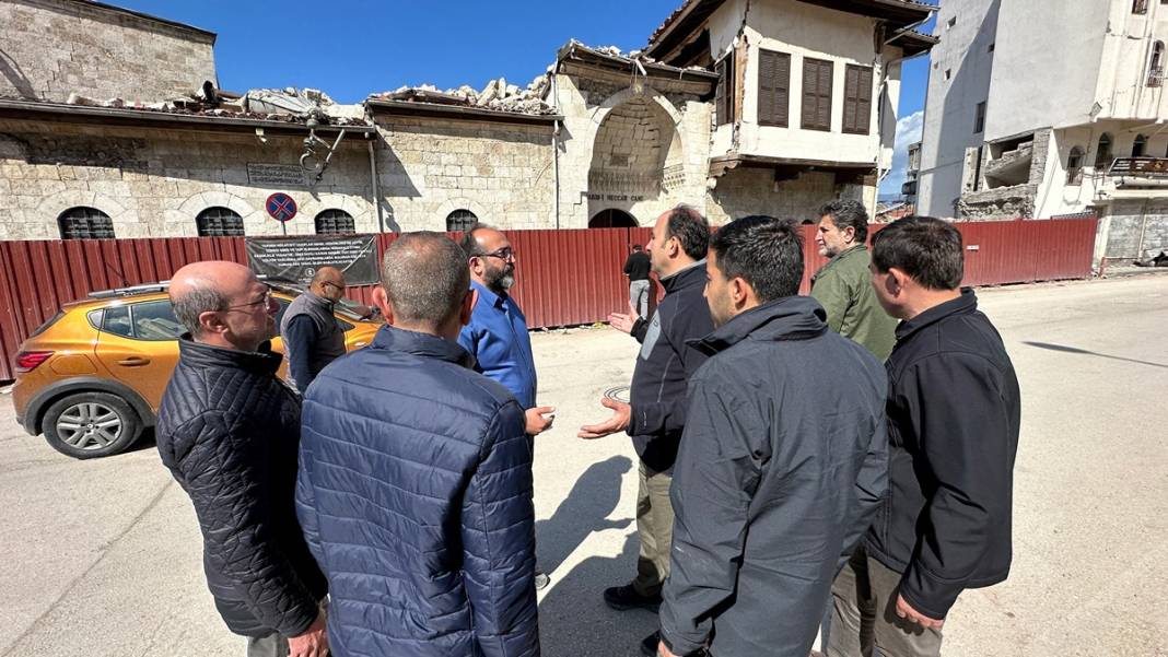 Önünden geçerken gözyaşlarını tutamıyorlar! Hatay'da sağlam kültürel yapı neredeyse kalmadı 26